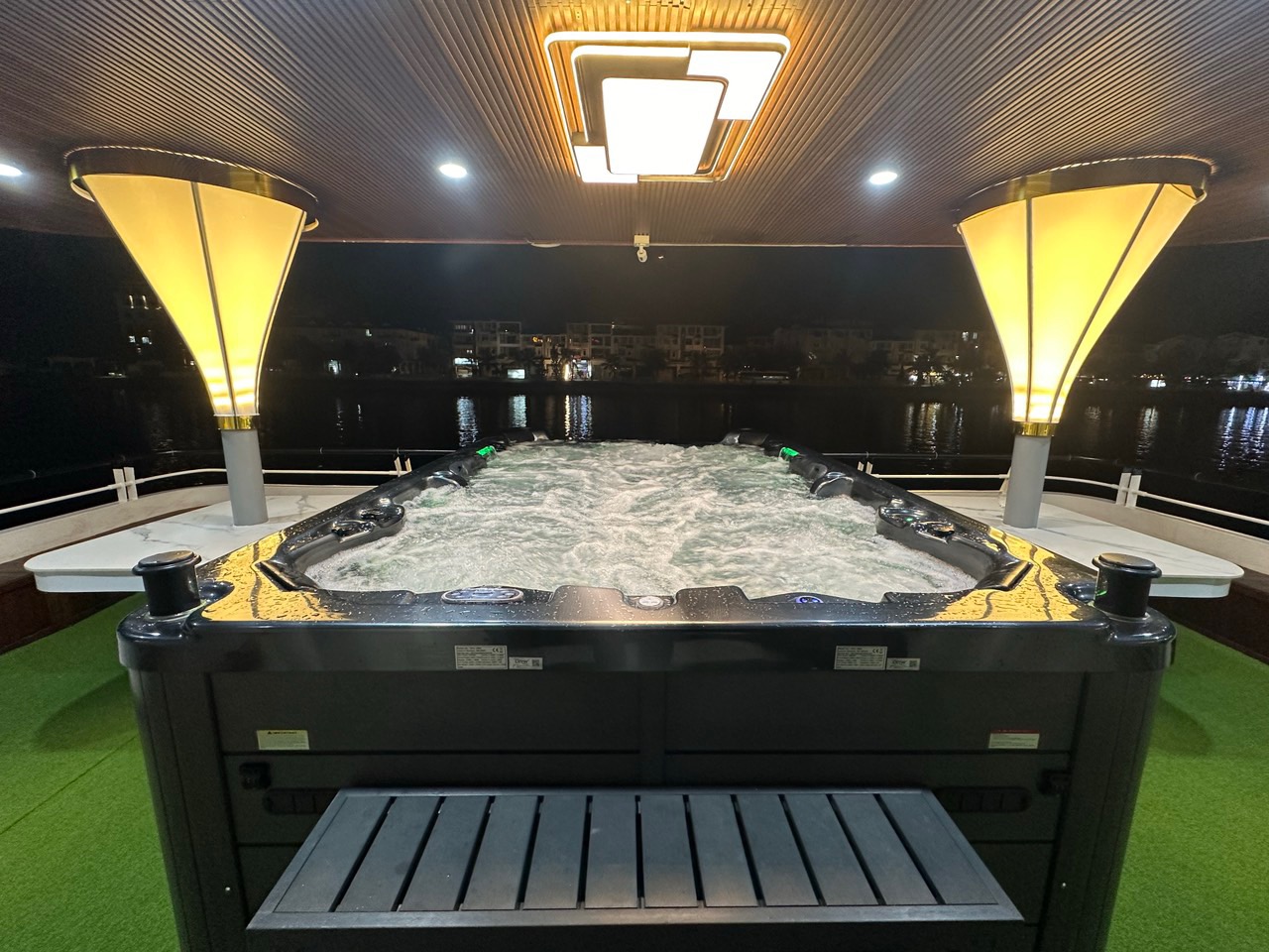 酒店搭配無邊際泳池有什么優(yōu)勢